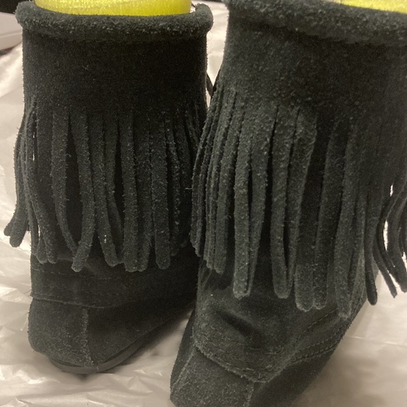 Minnetonka Women’s Mocassin boots - size 4 - Picture 2 of 11